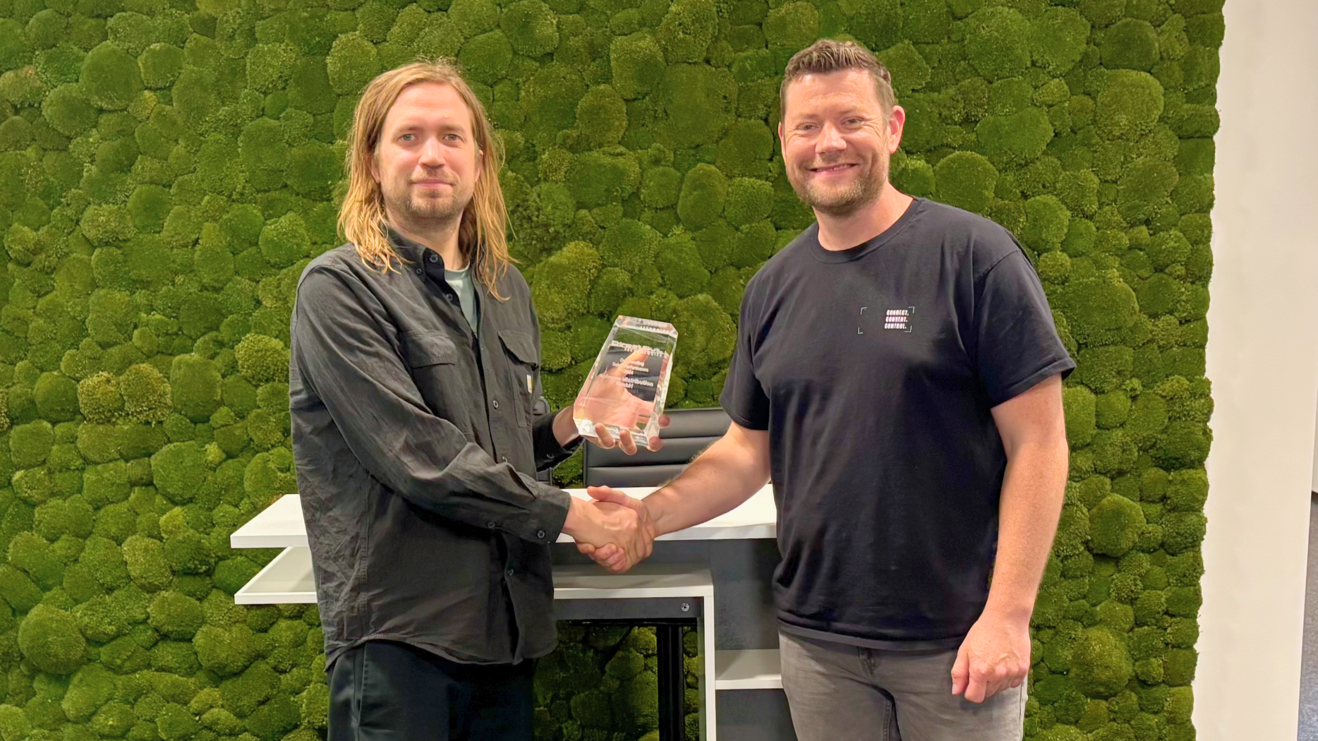 Jonas Gehrmann (left), CEO of sphereo, winner of the ‘Best Sales Performance’ award.